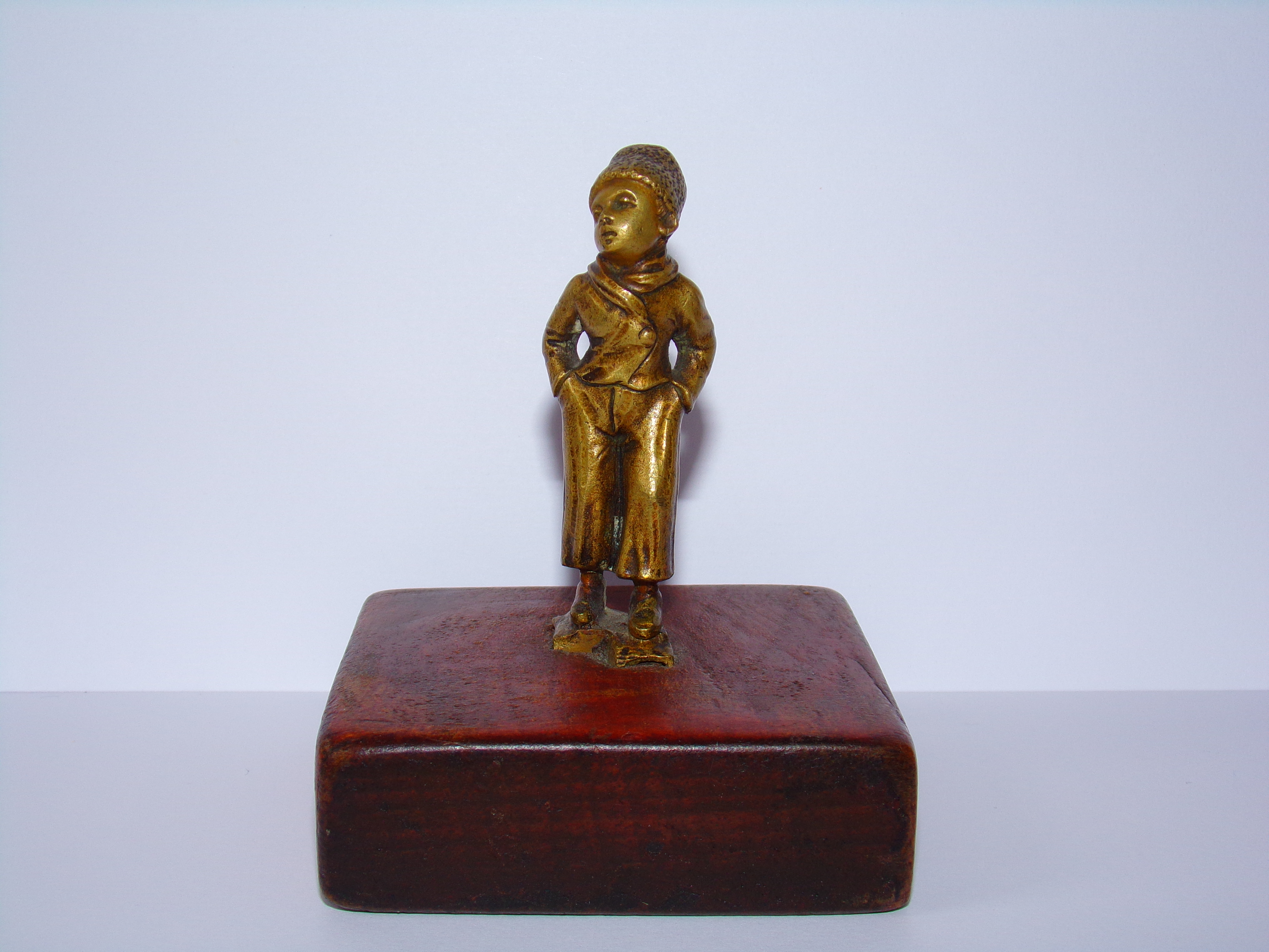 Bronzová soška chlapce - začátek 20 století Vídeň