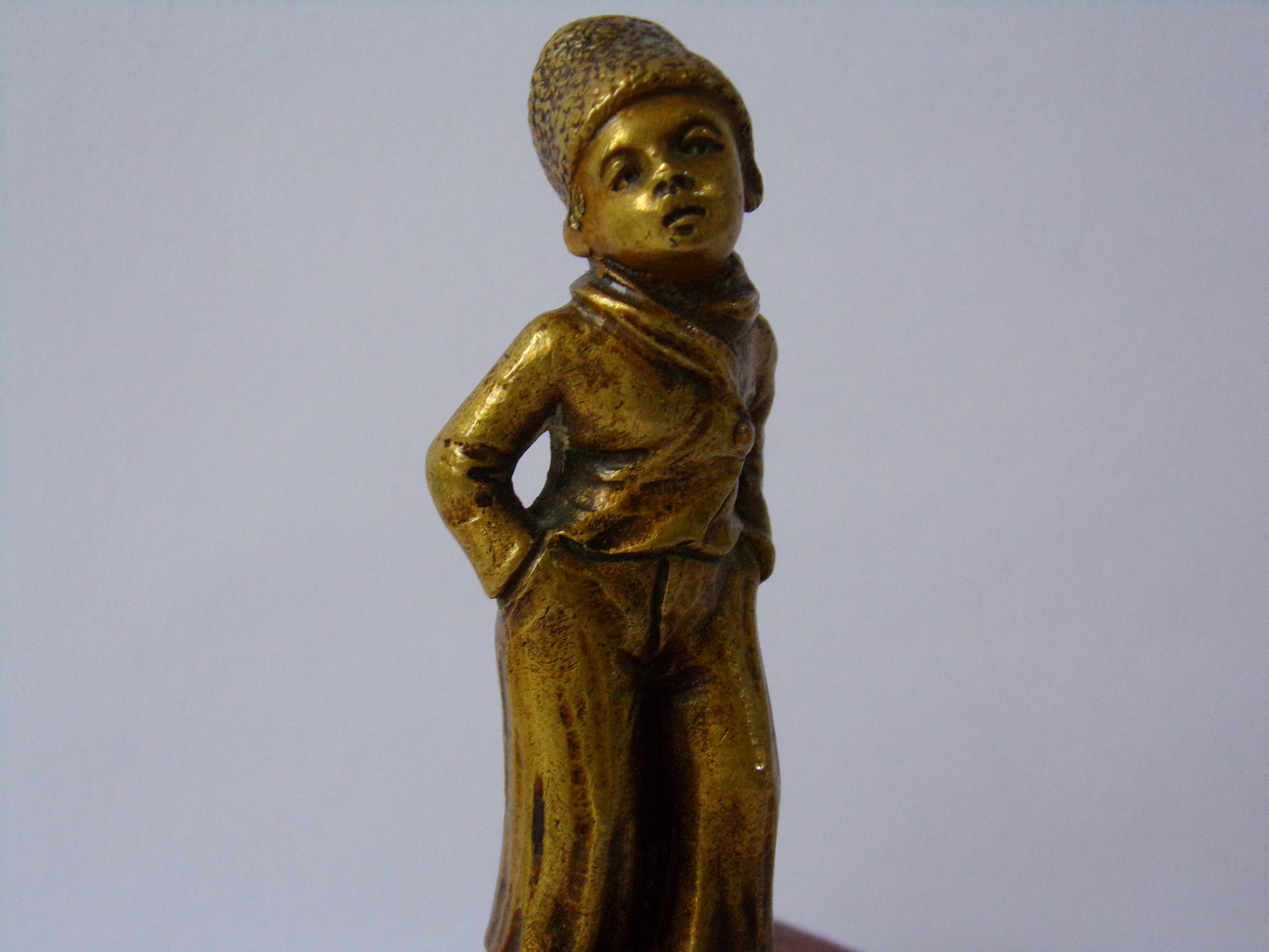 Bronzová soška chlapce - začátek 20 století Vídeň
